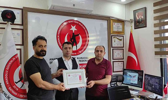 İş insanı Ekremoğlu&#039;na onur belgesi verildi