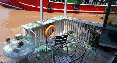 İşletme sahibi İbrahim Bayraktar: "Biranda işletmemizin iskele kısmına çarptı, şaşırdık kaldık"