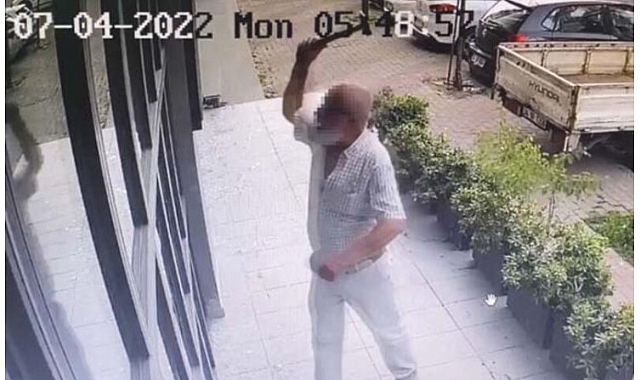 İstanbul&#039;da çekiçli eski çalışan dehşeti kamerada: Ortalığı savaş alanına çevirdi!