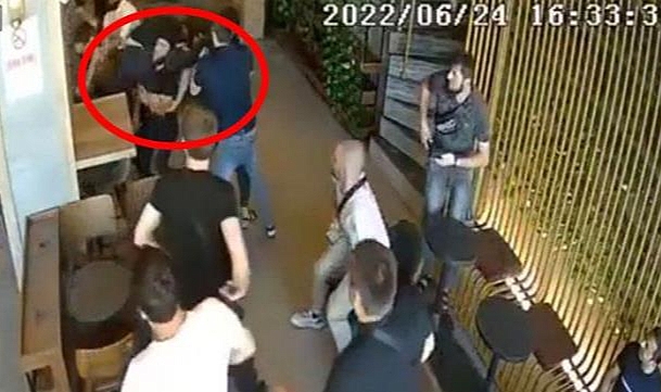 İstanbul&#039;da kafeteryada kavga, güreşçi gibi kündeye getirdi