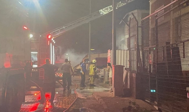 İzmir&#039;de gece saatlerinde korkutan yangın! İş yeri alev topuna döndü