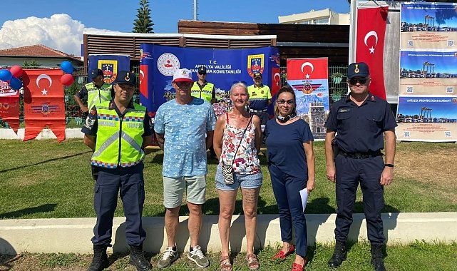 Jandarmadan turistlere 3 farklı dilde trafik farkındalık eğitimi