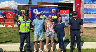 Jandarmadan turistlere 3 farklı dilde trafik farkındalık eğitimi