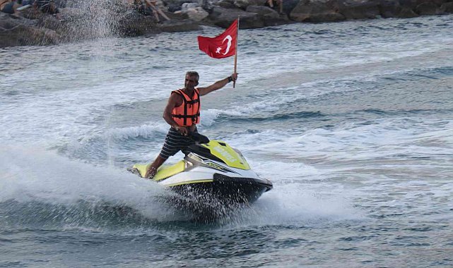 Kabotaj bayramında yağlı direğin ucundaki bayrağa erişmek için yarıştılar