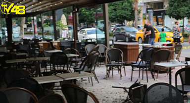 Kahve içerken üstlerine beton parçaları düştü