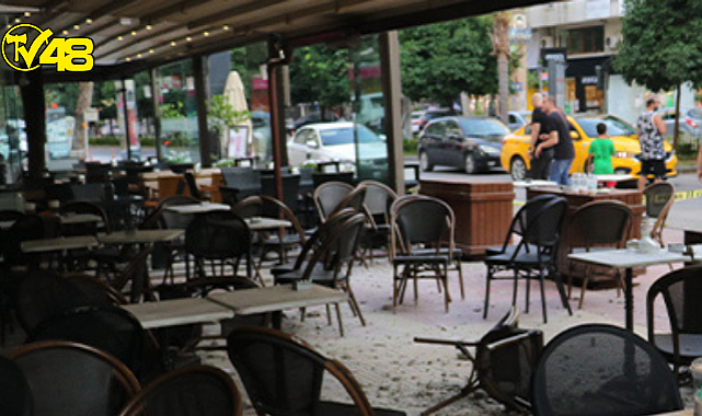 Kahve içerken üstlerine beton parçaları düştü