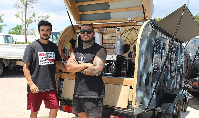 &quot;Karavanda kahve&quot; ile hem çalışıp hem geziyorlar