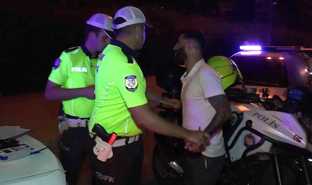 Kartal&#039;da polis denetimine takılan kişi ehliyetini alıp kaçmak istedi, polis yakaladı