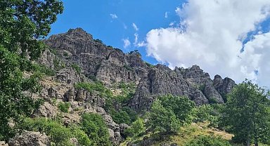 Kayalıklarda mahsur kalan vatandaş ekiplerce kurtarıldı
