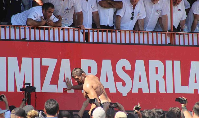 Kırkpınar&#039;da gergin anlar ortalık bir anda karıştı, Başpehlivan Yılmaz, dualı çayıra veda etti