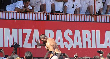 Kırkpınar'da gergin anlar ortalık bir anda karıştı, Başpehlivan Yılmaz, dualı çayıra veda etti