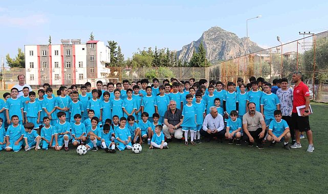 Kozan Belediyesi yaz futbol okulu açtı