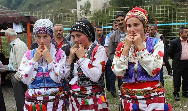 Kuşköy köylüleri festivallerinin duyurusunu ıslık diliyle yaptılar