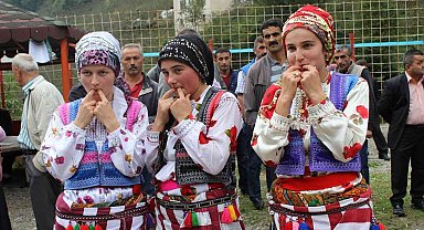 Kuşköy köylüleri festivallerinin duyurusunu ıslık diliyle yaptılar