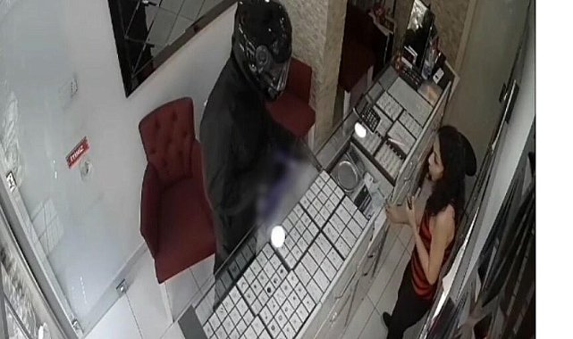 Kuyumcuda silahlı soygun girişimi kameralara yansıdı