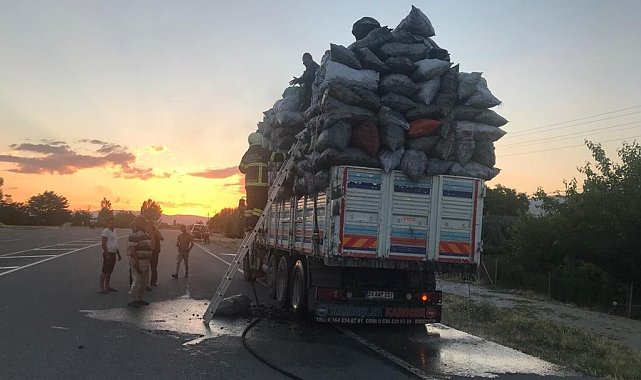 Mangal kömürü yüklü tırda çıkan yangını itfaiye söndürdü