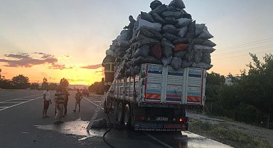 Mangal kömürü yüklü tırda çıkan yangını itfaiye söndürdü