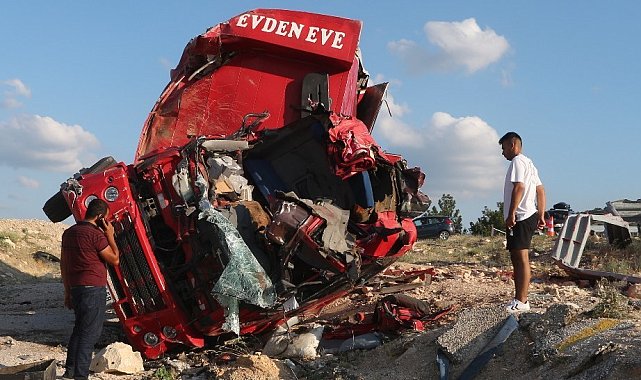 Mersin&#039;de nakliye kamyonu kaza yaptı: 4 ölü