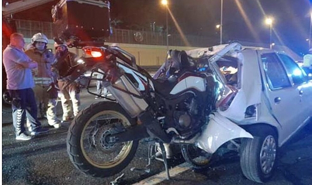 Motosiklet, güvenlik şeridindeki otomobile çarparak ok gibi saplandı, 3&#039;ü ağır 5 yaralı !