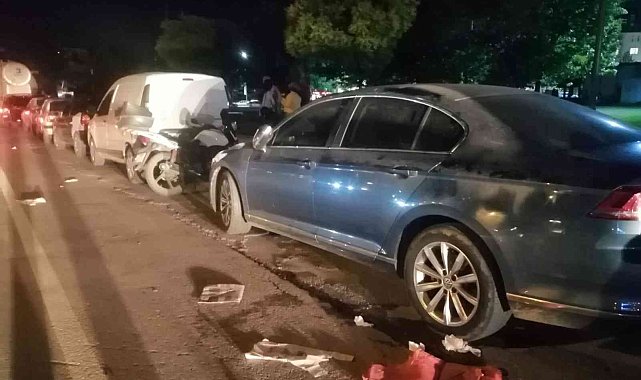 Motosiklet park halindeki otomobile çarptı: 1 yaralı