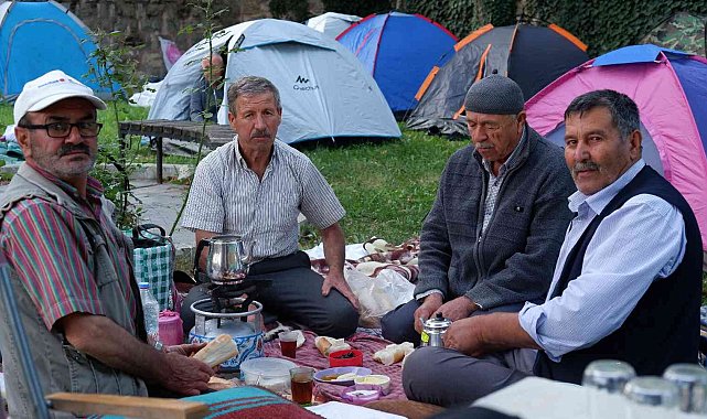 Otellerde yer bulamayan güreş sevdalıları, meydanlarda çadırlarda uyudu