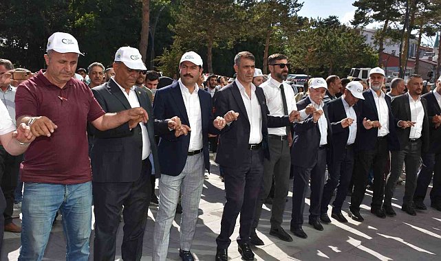 &quot;Tatvan Doğu Anadolu Fuarı Kültür ve Sanat Festivali&quot; kortej yürüyüşüyle başladı