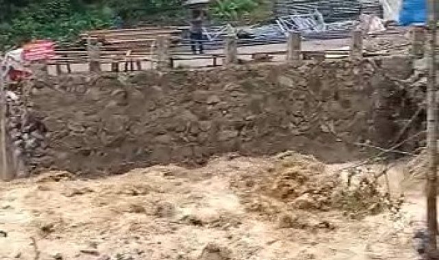 Rize&#039;de dere taştı, yol ulaşıma kapandı