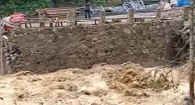 Rize'de dere taştı, yol ulaşıma kapandı