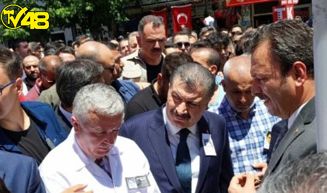 Sağlık Bakanı Fahrettin Koca, öldürülen doktor Ekrem Karakaya&#039;nın cenaze töreninde protesto edildi