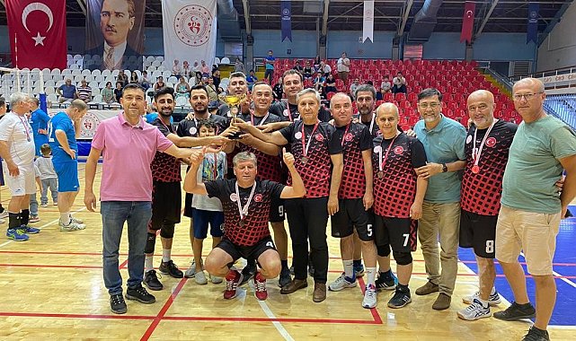 Salihli İlçe Milli Eğitim Müdürlüğü set vermeden şampiyon oldu