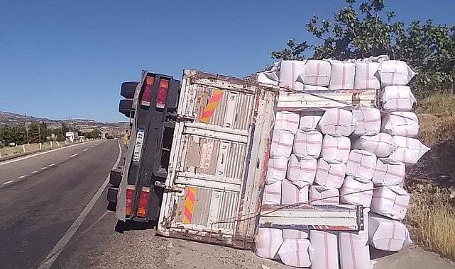 Saman yüklü kamyon devrildi