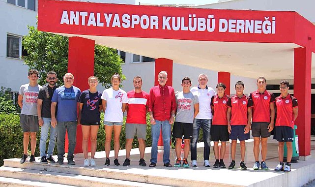 Şampiyon sporcular altınla ödüllendirildi