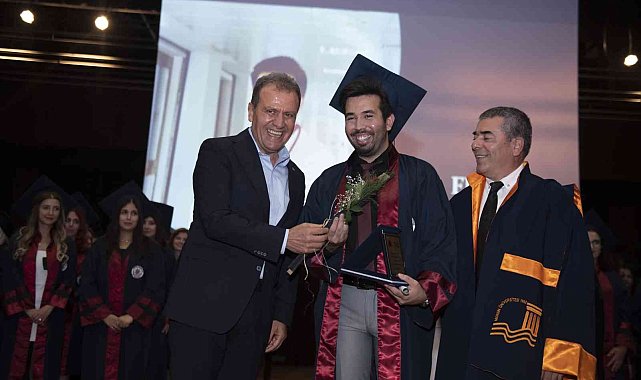 Seçer, genç hekimlerin mezuniyet heyecanına ortak oldu