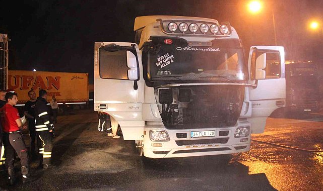 Seyir halindeki tırın motorunda yangın çıktı