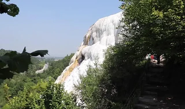 Sıcaktan bunalan vatandaşlar Akkayalar Travertenlerine akın etti