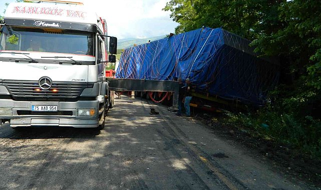 Sınır kapısında yolun dar olması geçişleri zorlaştırıyor