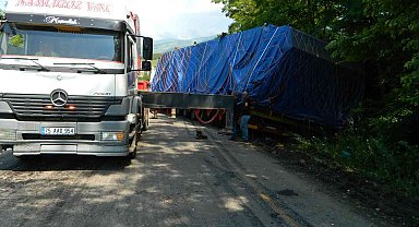 Sınır kapısında yolun dar olması geçişleri zorlaştırıyor