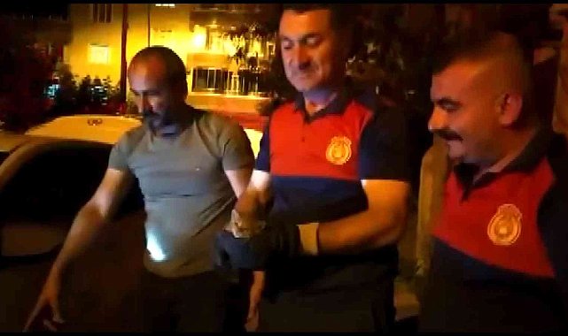 Taksinin motor bölgesinde sıkışan yavru kediyi itfaiye kurtardı