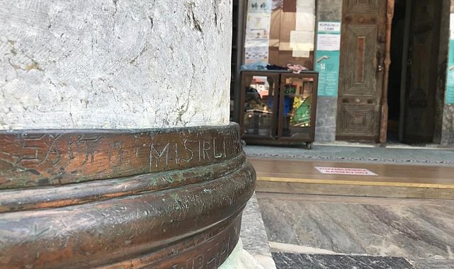 Tarihi külliyenin sütunlarına büyük saygısızlık