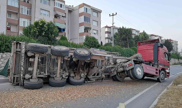 TIR devrildi, yol kapandı