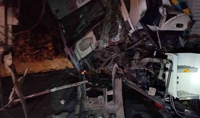 Tırın içinde sıkışan sürücü itfaiye ekiplerince kurtarıldı