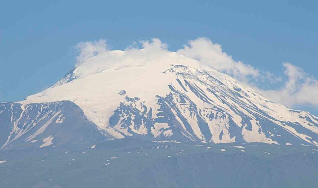 Türkiye&#039;nin en yüksek dağındaki karlar erimeye başladı