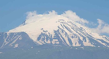 Türkiye'nin en yüksek dağındaki karlar erimeye başladı