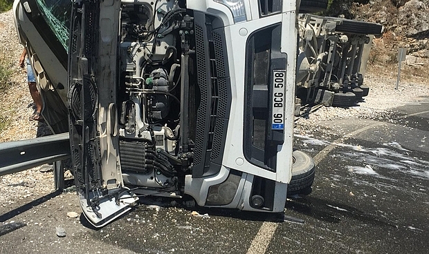 Ula&#039;da Çimento Yüklü Tır Devrildi Çıkan Yangın Zorlukla Söndürüldü