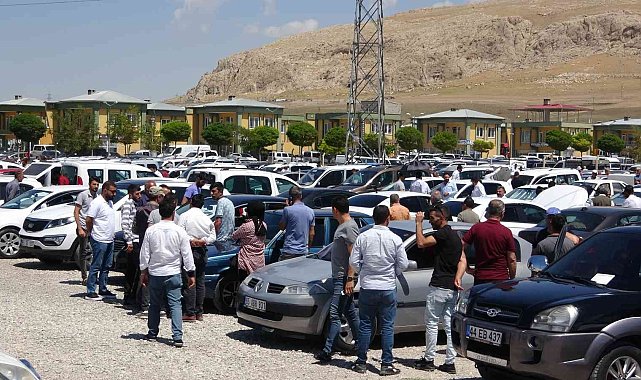 Van&#039;da Kurban Bayramı öncesi açık oto pazarında yoğunluk