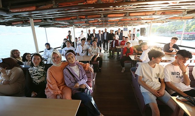 Vapurda mezuniyet kutlaması