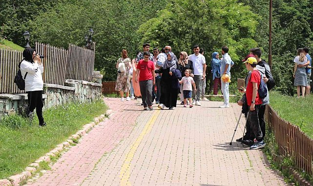 Yağmurlu günlerin ardından tatilciler Gölcük Tabiat Parkı&#039;na akın etti