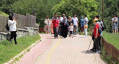 Yağmurlu günlerin ardından tatilciler Gölcük Tabiat Parkı'na akın etti