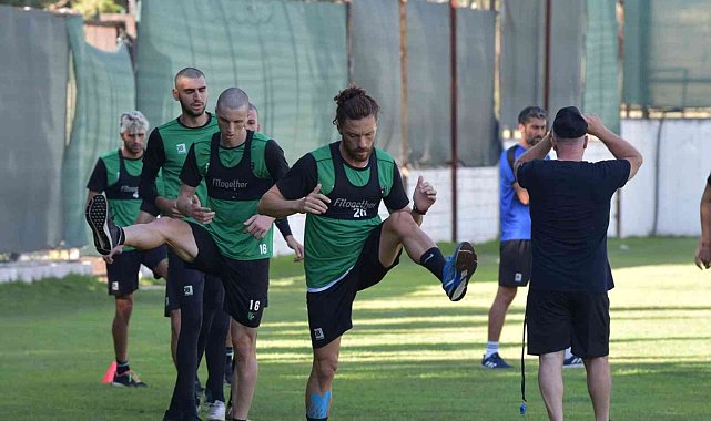 Yeni sezon hazırlıklarını sürdüren Denizlispor taktik çalıştı