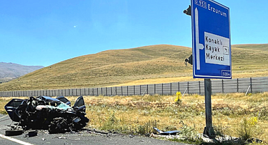 Yönlendirme levhasına çarpan otomobildeki kadın polis öldü, uzman çavuş eşi ile oğlu yaralandı